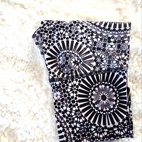 🌟🌜🌚🌛🌟Niyama Sol Luna black ⚫️ and white barefoot leggings XS BNWOT ✨️ - Picture 12 of 14